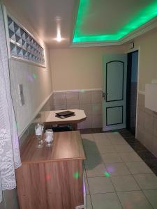 塔博昂-达塞拉Motel Morumbi (Adults Only)的一间设有桌子和绿色天花板的客房