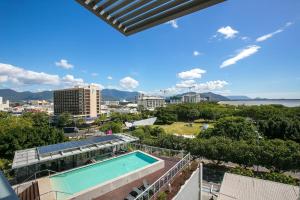 凯恩斯Cairns Private Apartments的从带游泳池的大楼的阳台上可欣赏到风景