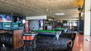 东梅特兰温莎城堡酒店的酒吧设有台球桌和台球桌