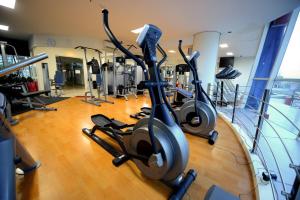 泗水高点服务式公寓酒店的健身房,室内配有几辆健身自行车