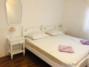 波尔玛瑞佳旅馆的一间卧室配有一张带镜子和桌子的床