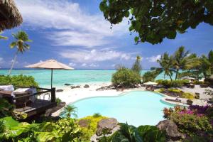 阿鲁坦加Pacific Resort Aitutaki - Adults Only的海滩上带游泳池的度假酒店
