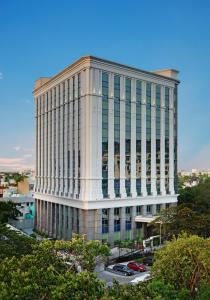 钦奈Ramada Plaza Chennai的一座高大的白色建筑,有很多窗户