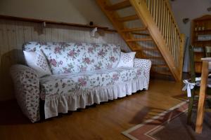 Kájov塞尔斯基德沃尔农家乐的带沙发和楼梯的客厅