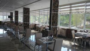 BitlisOz Cavusoglu Hotel的用餐室设有桌椅和窗户。