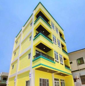 台东台东海堤海景民宿的黄色的建筑,旁边设有阳台