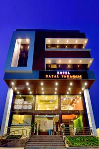 博帕尔Hotel Dayal Shree Paradise的前面有楼梯的建筑