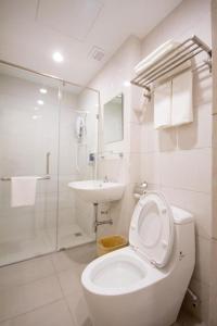 乔治市118 Hotel,Dato Keramat - Self Check In的白色的浴室设有卫生间和水槽。