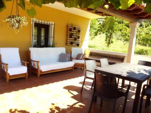 LiresO Cruceiro的庭院配有桌椅和桌椅