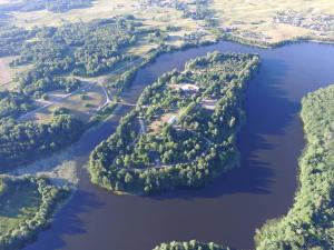 莫雷泰Poilsio gyvenvietė "Obuolių sala"的河流中一组岛屿的空中景观