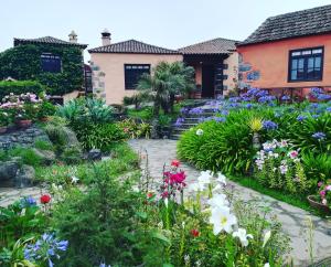 洛斯雷亚莱霍斯拉斯维加斯兰纳达斯乡村酒店的一座房子前面的鲜花花园