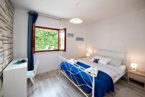 奥帕提亚Apartment Mediteraneo的一间卧室设有一张床和一个窗口