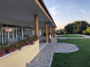 阿普里利亚Agriturismo "Lo zafferano"的花朵边的建筑