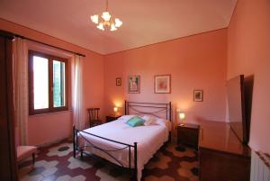 卡波利韦里Casa Lidia的一间卧室设有一张床和一个窗口