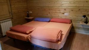 Ruente卡布尔尼阿丰图拉乡村民宿的木墙客房 - 带两张单人床