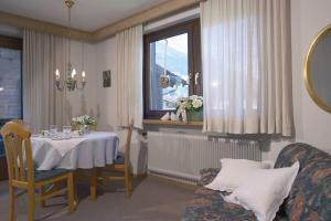 米特西尔Appartement Residenz Klabacher的一间带桌子和窗户的用餐室