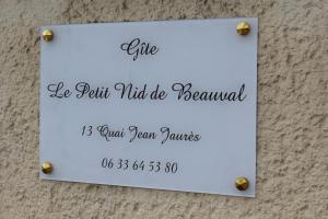 圣艾尼昂Le Petit Nid de Beauval的墙上的一个表示耐心的标志会告别