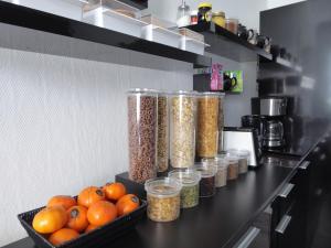 SorseleHolmen Bed & Breakfast的装有许多容器的食物和橙子的柜台