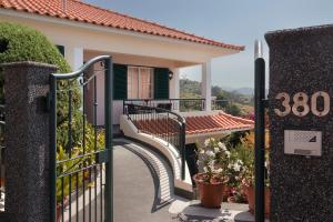 蓬他达维托亚Casa do Miradouro的通往带阳台的房子的门