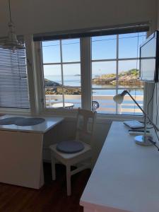 斯沃尔韦尔Aabor Buene-Svolvær的客房设有书桌和水景窗户。