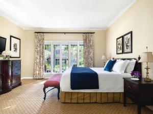 帕萨迪纳帕萨迪纳亨廷顿朗廷酒店的一间卧室设有一张大床和一个窗户。