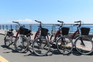 圣泰雷萨迪里瓦Marina D'Agrò Residence的四辆自行车在桥上停放