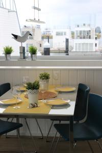 奥尔本尼兹Hausboot Yellow submarine的桌椅、盘子和酒杯