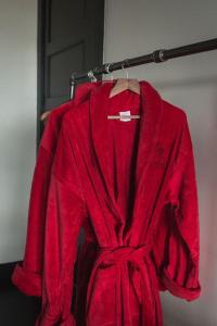 弗洛伦斯GunRunner Boutique Hotel的挂在架子上的红色连衣裙