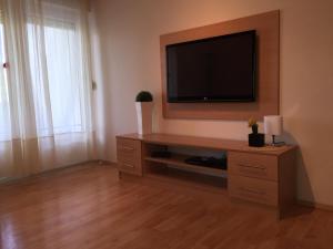 拉布娜塔莎公寓的客厅设有壁挂式平面电视。