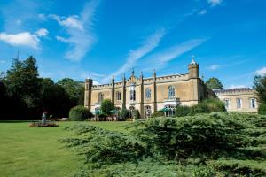 大米森登The Coach House at Missenden Abbey的一座古老的豪宅,前面有一片绿色草坪