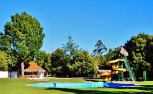 迪卡托Casa en Pingueral的一个带滑梯和游乐场的水上公园