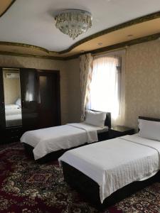Hotel Shahram Plus Sh客房内的一张或多张床位