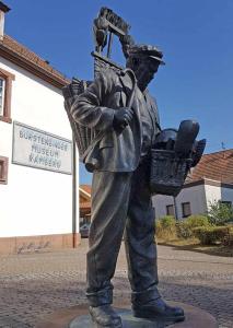 RambergHaus 3 Birken的手 ⁇ 的男人雕像