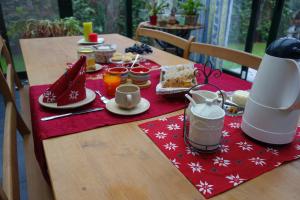 RèvesAu Fil des Rêves的一张桌子,上面有红色的桌布,上面有食物