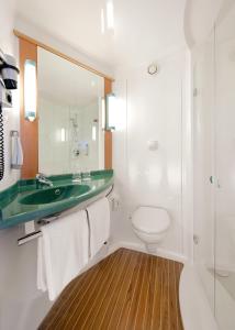 嘉兴贝慕尼黑慕尼黑加尔兴宜必思酒店的一间带绿色水槽和卫生间的浴室