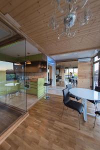 巴洛泰什蒂Kopel Haus - Studio - Self acces cod location的一间带桌椅的用餐室