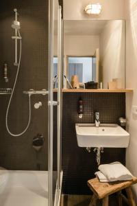 美因河畔法兰克福Bold Hotel Frankfurt Messe的一间带水槽和淋浴的浴室