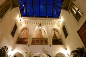 马拉喀什里亚德帕拉西奥代拉斯爱斯匹西亚斯庭院旅馆的一座大型建筑,设有玻璃天花板和窗户