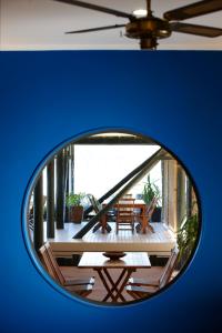 Tryphena提皮和鲍勃海滨山林小屋的圆镜子,享有甲板的景色
