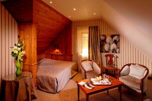 奥特罗特拉米弗里茨餐厅酒店的卧室配有一张床和一张桌子及椅子