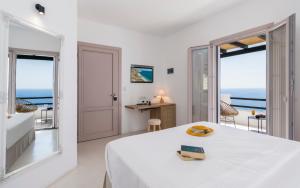 Agia Kiriaki BeachPsaravolada Hotel Milos的一间卧室配有一张床,享有海景