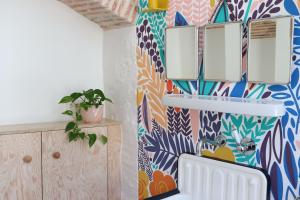 拉沙里泰Le Petit Rivage的浴室设有彩色图案墙