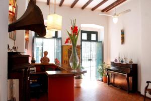 萨尔瓦多卡尔穆精品一室公寓酒店的一间设有书桌的房间和花瓶