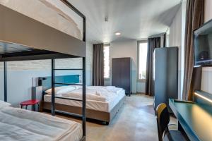 米兰米兰兰布雷特美宁厄尔酒店的一间带两张双层床和电视的卧室