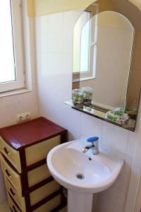 敖德萨Подвійний котедж з терасою біля моря Совіньон的一间带水槽和镜子的浴室