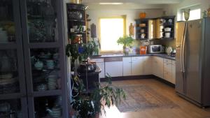 格蒙登Bei Annerl的厨房配有白色橱柜和冰箱。
