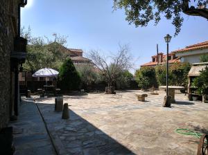 托雷洪厄尔卢比奥法尔孔佩尼亚卡萨乡村酒店的庭院设有长椅、桌子和街灯