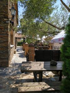 托雷洪厄尔卢比奥法尔孔佩尼亚卡萨乡村酒店的一张木餐桌,坐在建筑旁边