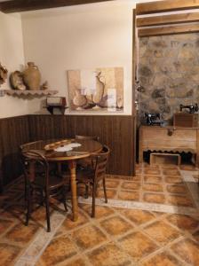 托雷洪厄尔卢比奥法尔孔佩尼亚卡萨乡村酒店的一间带木桌和椅子的用餐室