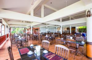 高兰Lanta Casuarina Beach Resort - SHA Plus的餐厅内带桌椅的用餐室